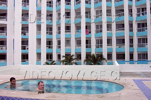 Mexique Cancun Aquamarina Beach Une petite piscine. La section pour les enfants est presque aussi grande que la section des adultes.