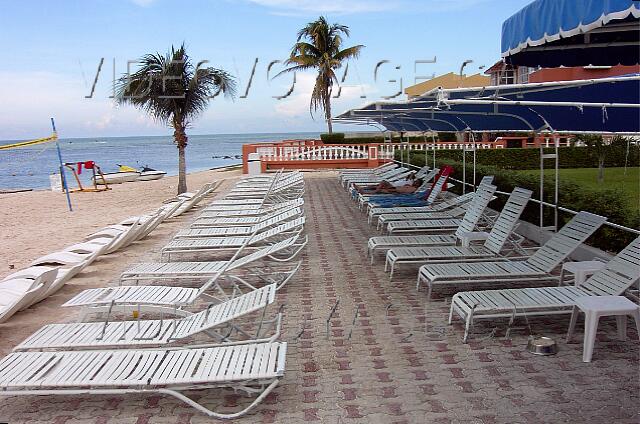 Mexique Cancun Aquamarina Beach La plage est petite. Entre les deux quais.