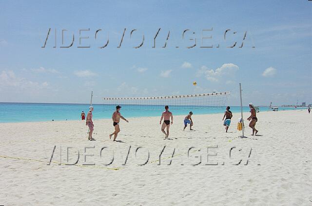 Mexique Cancun Grand Oasis Cancun Du volleyball sur la plage.