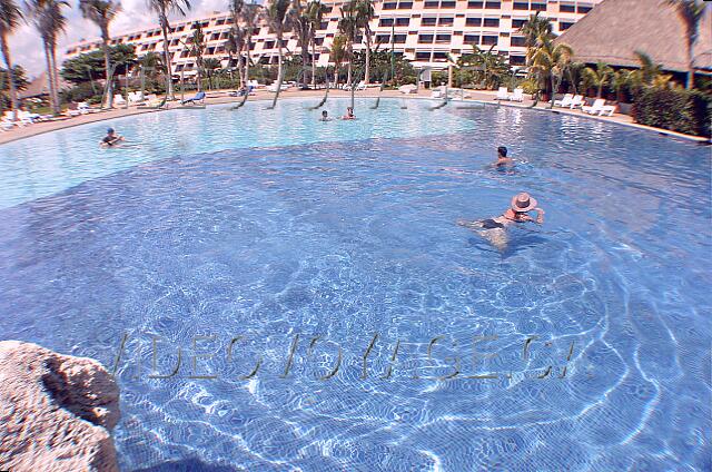 Mexique Cancun Grand Oasis Cancun El comienzo de la piscina hacia el sur. Uno con una suave pendiente.