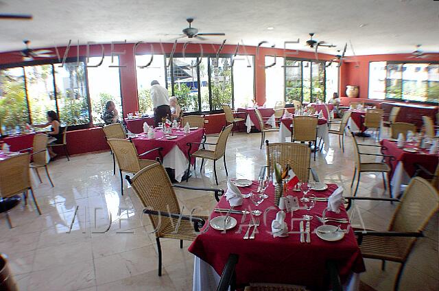 Mexique Cancun Grand Oasis Cancun Une salle à manger composé de plusieurs salles
