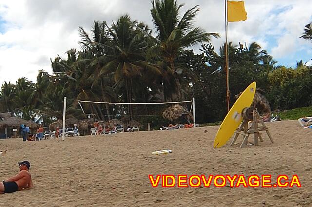 Republique Dominicaine Cabarete Paraiso del Sol Volleyball on the beach. A surfboard on the beach.