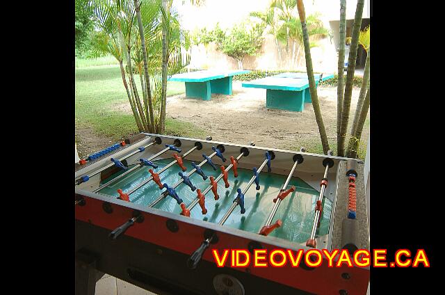 Republique Dominicaine Cabarete Paraiso del Sol Un juego de mesa de fútbol y mesas de ping-pong, cerca de la sección de teatro del Paraíso del Sol.