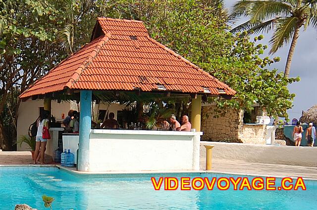 Republique Dominicaine Cabarete Paraiso del Sol Unos asientos en la piscina, pero difícil de obtener el servicio en la piscina ...