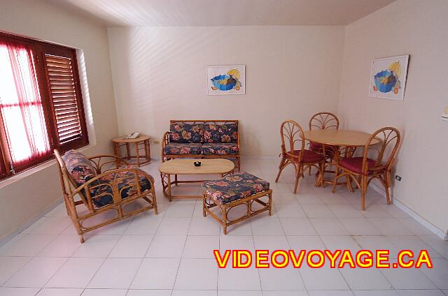 Republique Dominicaine Cabarete Paraiso del Sol Le salon avec un sofa et une table de cuisine. Assez grand!