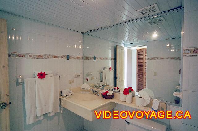 Republique Dominicaine Cabarete Paraiso del Sol El cuarto de baño con un pequeño mostrador. La poca luz.
