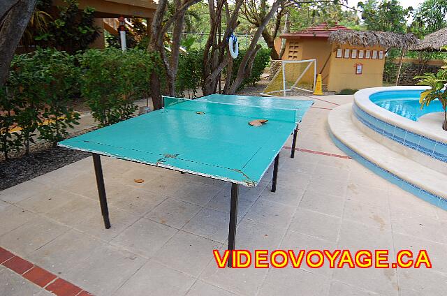Republique Dominicaine Cabarete Celuisma Cabarete Une table de ping-pong, un filet de waterpolo et un filet de basketball près de la piscine près de la scène d'animation.