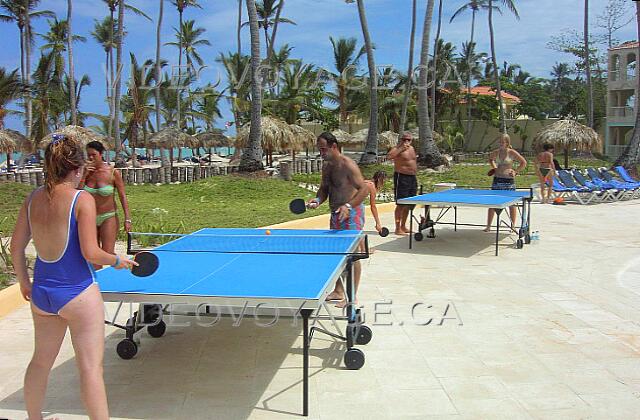 Republique Dominicaine Punta Cana Grand Palladium Palace Resort Royal Suites, mesas de ping pong entre la playa y la piscina.