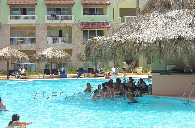 Republique Dominicaine Punta Cana Grand Palladium Palace Resort Le bar de la piscine du Royal Suite est très populaire. Avec plusieurs sièges directement dans la piscine et un toit pour être à l'abris du soleil, il semble très attirant.