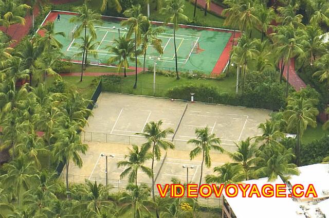 Republique Dominicaine Punta Cana Barcelo Dominican Une vue aérienne des 2 terrains de tennis et un terrain multisports(soccer, badminton,...).