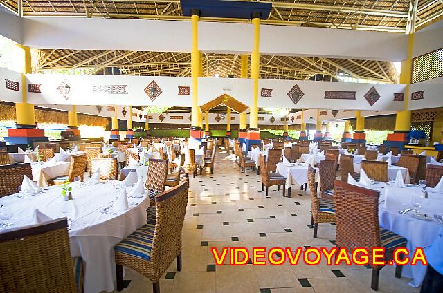 Republique Dominicaine Punta Cana Barcelo Dominican El restaurante buffet principal Palmasol se encuentra cerca del vestíbulo. Un restaurante sin aire acondicionado que ofrece una buena selección de platos.
