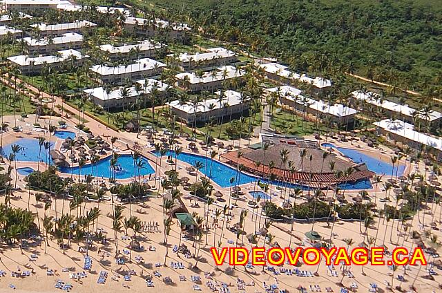 Republique Dominicaine Punta Cana Sirenis Cocotal / Tropical Un vue aérienne des piscines de l'hôtel Tropical à droite et de l'hôtel Cocotal à gauche.