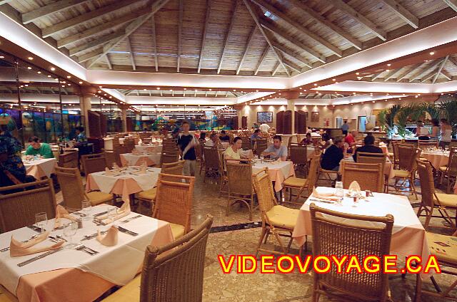 Republique Dominicaine Punta Cana Sirenis Cocotal / Tropical Le restaurant buffet assez grand, le plafond donne l'impression qu'il est petit.