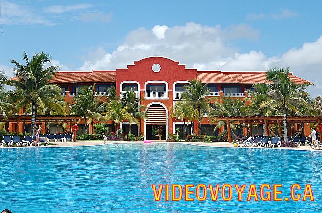 Mexique Puerto Juarez Maya Tropical L'une des facades des batiments avec vue sur la piscine et l'océan.  Les suites sont situé dans les facades.