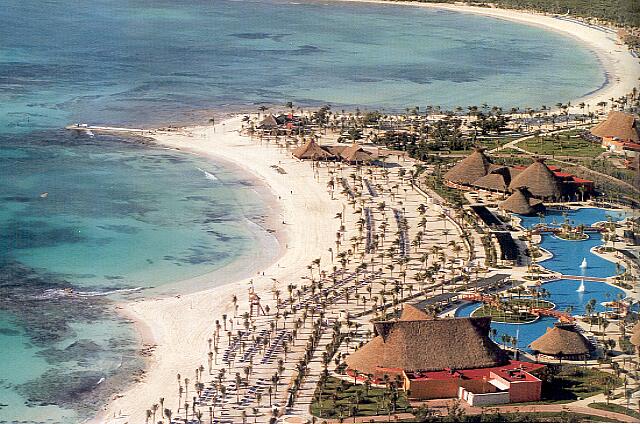 Mexique Puerto Juarez Maya Tropical Both pools hotels Maya Colonial Beach and Maya Tropical Beach. Long several hundred meters!