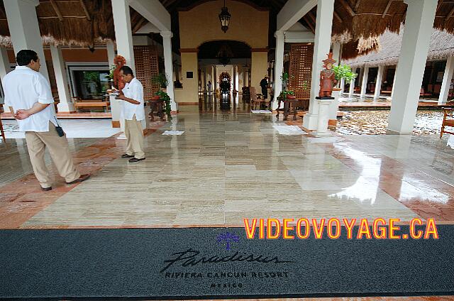 Mexique Puerto Morelos Sapphire Riviera Cancun Le tapis à l'entrée de l'hôtel inscrit Paradisus.
