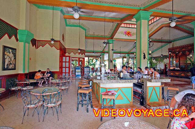 Mexique Playa del Carmen Riu Playacar Le Lobby bar avec quelques tables.