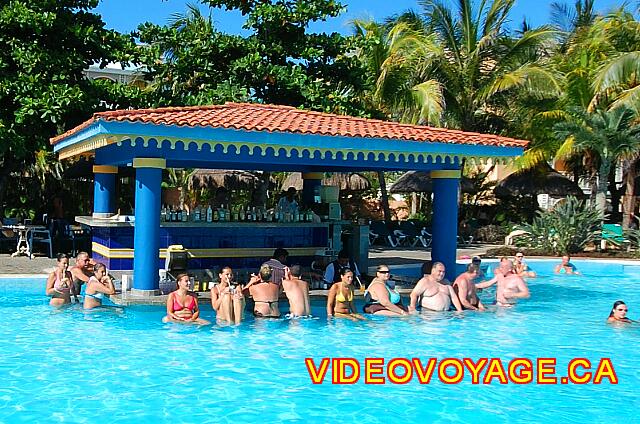 Mexique Playa del Carmen Riu Playacar Le bar dans la piscine est très populaire le jour.
