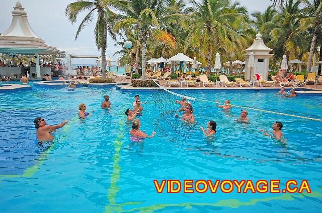 Mexique Playa Del Carmen Palace Riviera Maya Un filet de volleyball dans la piscine.