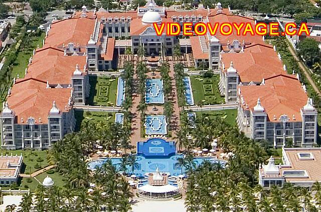 Mexique Playa Del Carmen Palace Riviera Maya Une vue aérienne de l'hôtel avec la piscine au bas de la photographie.