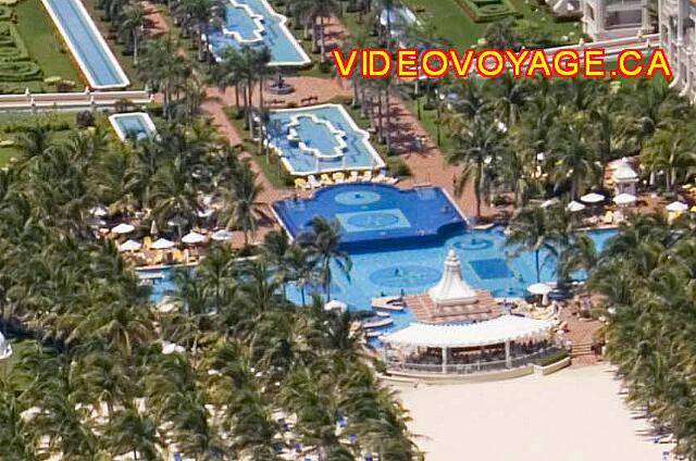 Mexique Playa Del Carmen Palace Riviera Maya Une grande piscine creusé et une piscine hors terre de moyenne dimension.