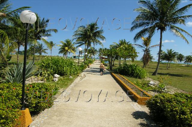 Cuba Santa Lucia Club Amigo Mayanabo El acceso a la playa. Un largo camino en concreto.