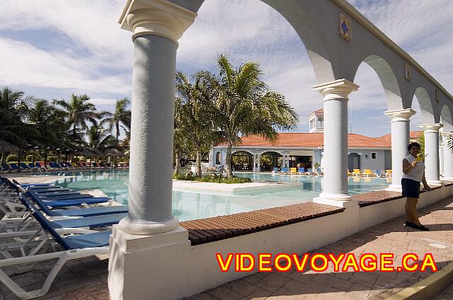 Cuba Varadero Playa Alameda La piscine principale est situé au centre du site. Facilement identifiable par les colonnes sur un coté de la piscine.