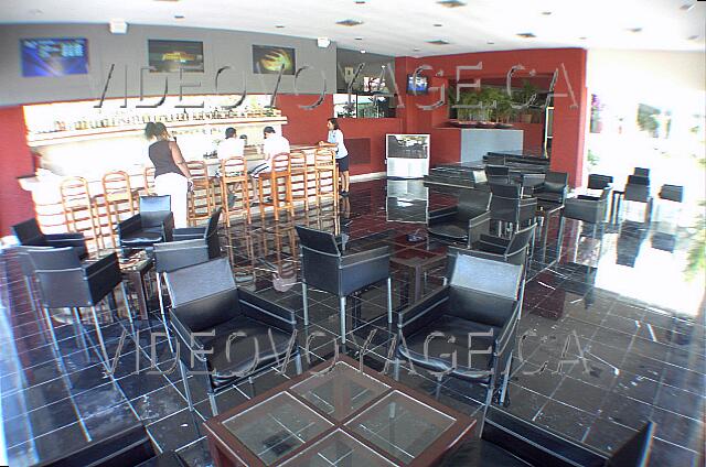 Mexique Cancun Oasis Palm Beach El bar deportivo con varias grandes pantallas y terraza al aire libre.