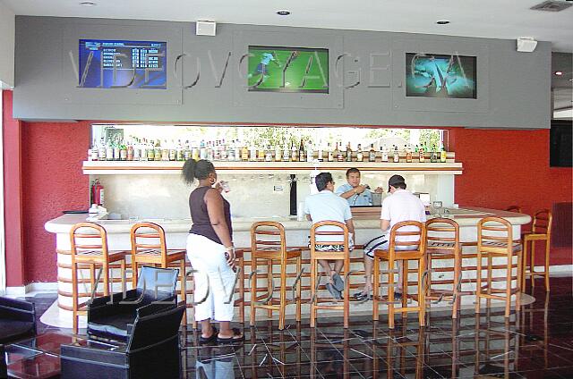 Mexique Cancun Oasis Palm Beach Le comptoir du bar sportif