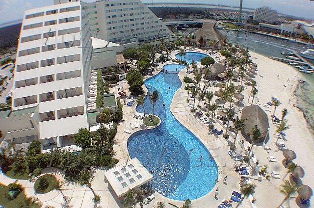 Mexique Cancun Oasis Palm Beach La piscine principale. Longue et étroite.