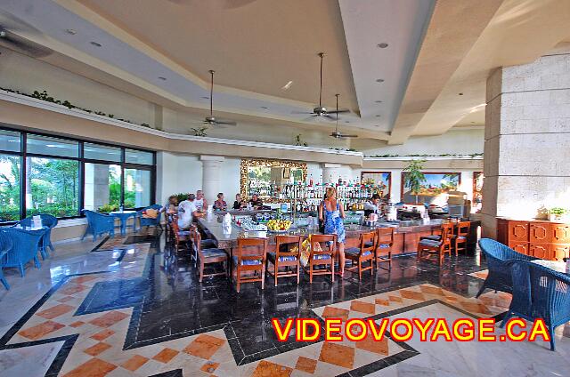 Mexique Cancun Riu Caribe El bar del vestíbulo en el día.