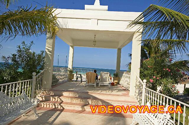 Mexique Cancun Riu Caribe Une petite terrasse sur le bord de la plage.