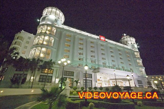 Mexique Cancun Riu Palace Las Americas The front of the hotel in the evening ...