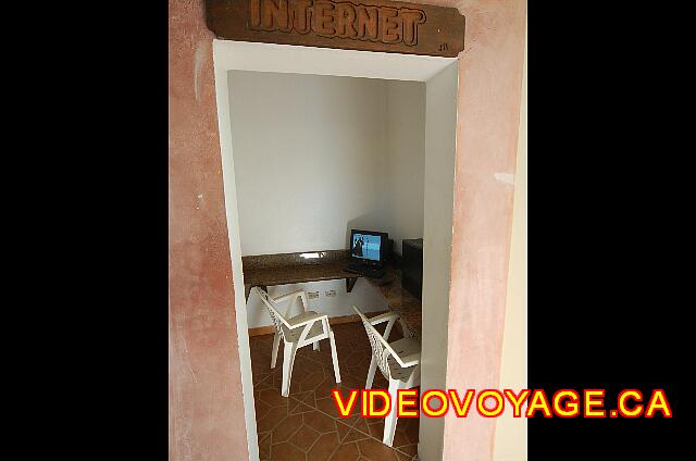 Republique Dominicaine Cabarete Paraiso del Sol Una estación de internet en el vestíbulo.