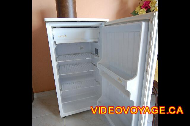 Republique Dominicaine Cabarete Paraiso del Sol A large fridge with a freezer section.