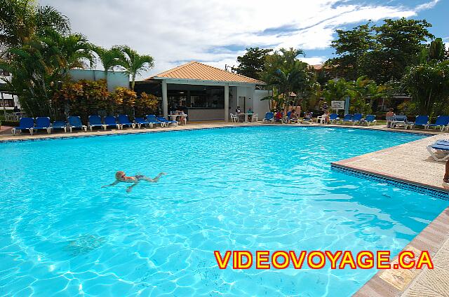 Republique Dominicaine Cabarete Paraiso del Sol Avec le bar sur la terrasse de la piscine.