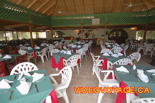 Republique Dominicaine Cabarete Paraiso del Sol La salle à manger du restaurant buffet est à aire ouverte.