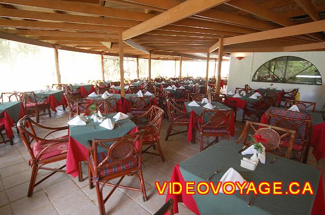 Republique Dominicaine Cabarete Paraiso del Sol A fairly large dining room.