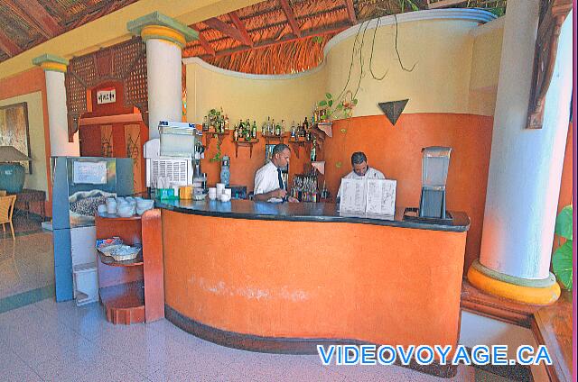 Republique Dominicaine Punta Cana VIK Hotel Arena Blanca El bar del vestíbulo es bastante simple y pequeño, pero sigue siendo popular.