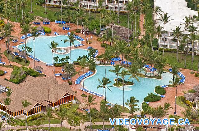 Republique Dominicaine Punta Cana VIK Hotel Arena Blanca Une grande terrasse autour de la piscine, un bar à proximité, un snack bar à proximité,...