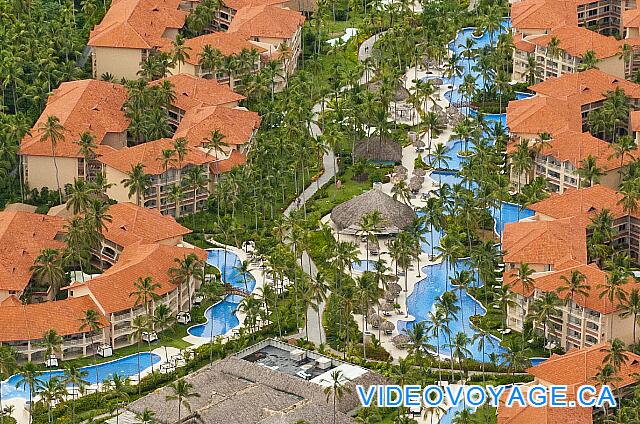 République Dominicaine Punta Cana Majestic Elegance Podemos dividir en tres secciones piscinas Hotel Majestic Elegance, la piscina principal en la parte superior derecha, el lado sur de la piscina Club en el lado norte de la piscina justo club e izquierdo.