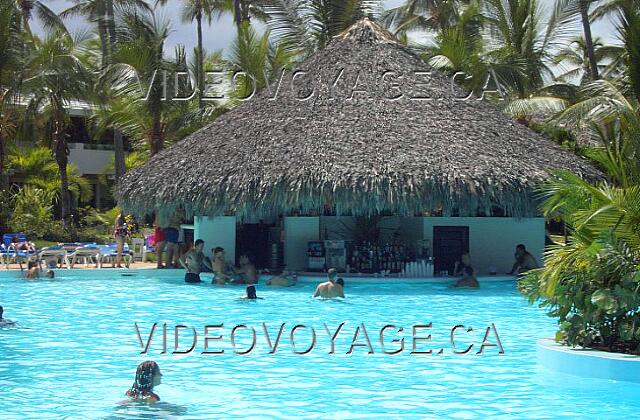 Republique Dominicaine Punta Cana Melia Caribe Tropical Le bar de la piscine. L'hôtel Caribe et Tropical possèdent un bar similaire dans la piscine.Ils sont très populaires.