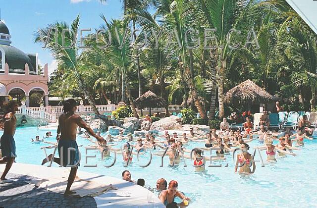Republique Dominicaine Punta Cana Riu Bambu Los aeróbic acuático en la piscina. Gente!