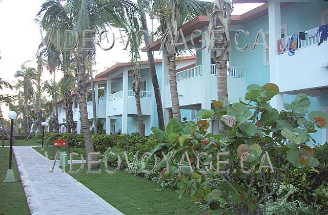 Republique Dominicaine Punta Cana Riu Bambu Los edificios que habritent habitaciones cuentan con dos plantas. Las habitaciones más alejadas se encuentran a 300 metros de la playa. La sala es muy tranquilo.