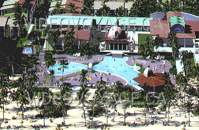 Republique Dominicaine Punta Cana Riu Bambu Une vue aérienne des piscines à l'ouverture de l'hôtel. La piscine principale de 580 mètres carré et la piscine secondaire de 230 mètres carré.