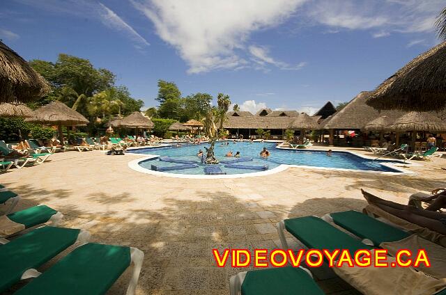 Mexique Playa del Carmen Riu Lupita La piscine principale est petite, 25 mètres par 15 mètres.