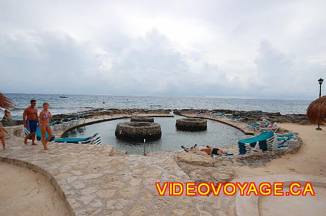 Mexique Riviera Maya Grand Flamenco Xcaret Une piscine naturelle. Un petit canal connect la piscine à la mer.