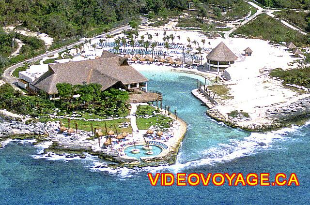 Mexique Riviera Maya Grand Flamenco Xcaret The beach is a good distance from houses. The beach is at the end of an artificial canal, with no natural beach.