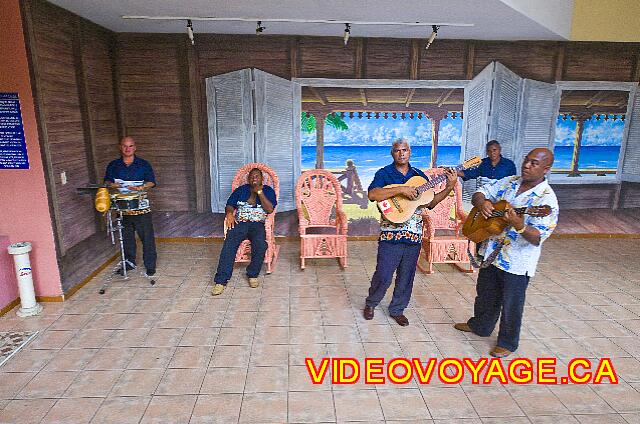 Cuba Varadero Brisas del Caribe En la entrada del restaurante buffet, los músicos que recibir a los invitados.