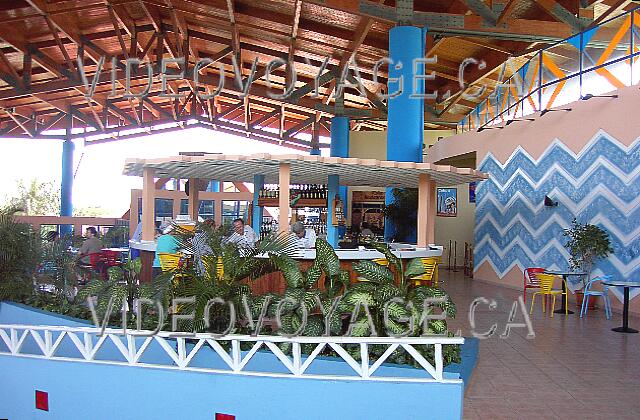 Cuba Varadero Mercure Playa De Oro Le Lobby bar avec un comptoir en rond.  Particulièrement populaire le soir avant l'ouverture du restaurant buffet, car un orchestre joue de la musique et le personnel de l'animation invite les clients à danser.